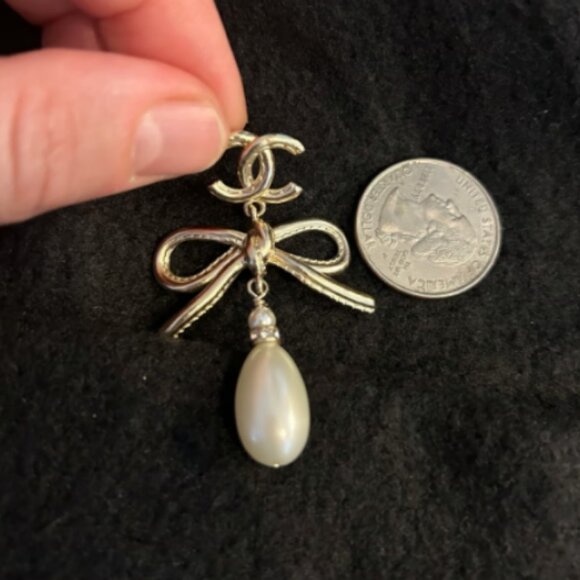 2022 Faux Pearl Chanel Gold Ribbon Bow CC Dangle Drop Strass Earrings - Picture 3 of 8